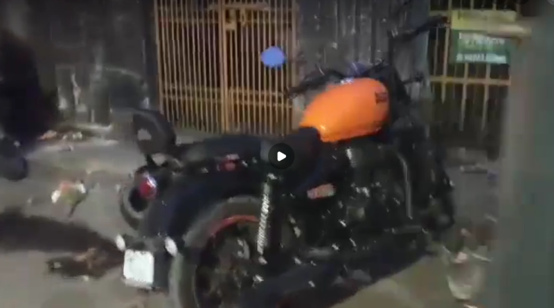 বেস্ট কলকাতা নিউজ : সন্ধ্যাবেলায় নার্সিংহোমের পাশে দাঁড়িয়ে থাকে দু চাকা এবং চার চাকার গাড়ি, চরম বিড়ম্বনায় রোগীর আত্মীয়রা