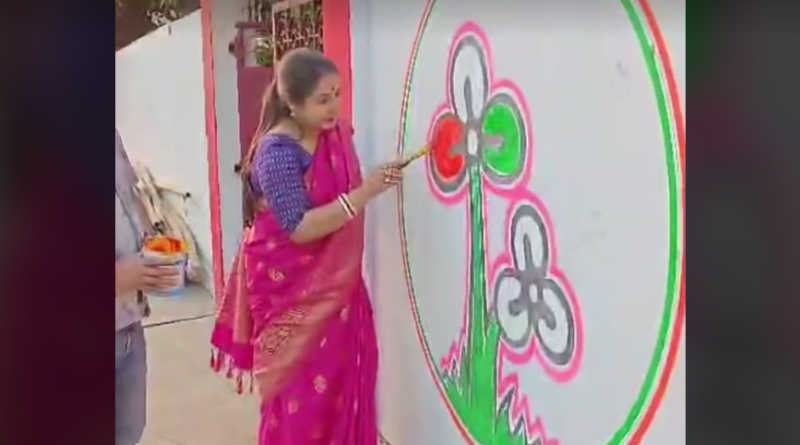 বেস্ট কলকাতা নিউজ : "যতই করো হামলা , জিতবে আবার বাংলা" এই স্লোগান কে সামনে রেখে সহকর্মীদের সাথে দেওয়াল লিখন শুরু করলেন বর্তমান নেত্রী পাপিয়া ঘোষ