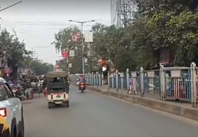 শিলিগুড়িতে রাস্তায় পড়ে আছে গাছ এবং পাথর,সমস্যায় সাধারন মানুষ বেস্ট কলকাতা নিউজ : শিলিগুড়িতে রাস্তায় পড়ে আছে গাছ এবং পাথর,সমস্যায় সাধারন মানুষ
