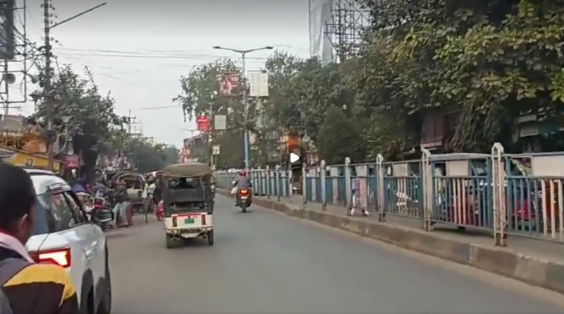 বেস্ট কলকাতা নিউজ : শিলিগুড়িতে রাস্তায় পড়ে আছে গাছ এবং পাথর,সমস্যায় সাধারন মানুষ