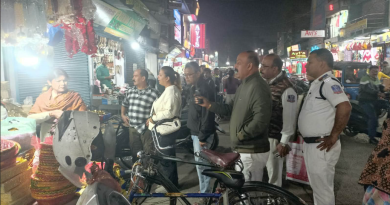 বেস্ট কলকাতা নিউজ : রাস্তায় উপরে থাকা দোকান গুলিকে নিয়ে প্রায় রোজই তৈরী হচ্ছে সমস্যা, বাধ্য হয় মাঠে নামলো ট্রাফিক পুলিশ