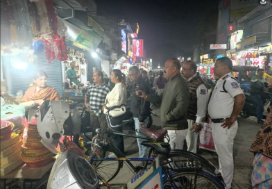 বেস্ট কলকাতা নিউজ : রাস্তায় উপরে থাকা দোকান গুলিকে নিয়ে প্রায় রোজই তৈরী হচ্ছে সমস্যা, বাধ্য হয় মাঠে নামলো ট্রাফিক পুলিশ