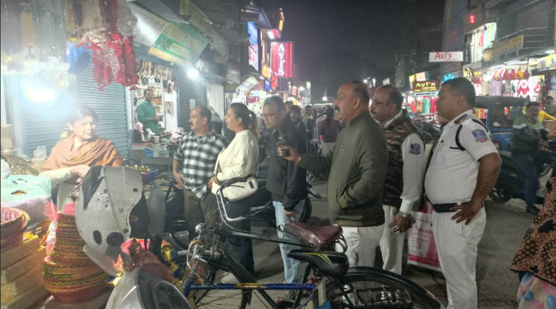বেস্ট কলকাতা নিউজ : রাস্তায় উপরে থাকা দোকান গুলিকে নিয়ে প্রায় রোজই তৈরী হচ্ছে সমস্যা, বাধ্য হয় মাঠে নামলো ট্রাফিক পুলিশ