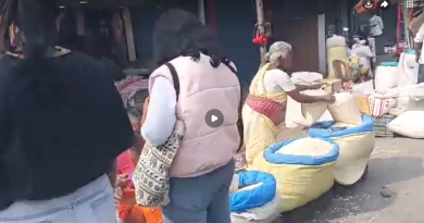 বেস্ট কলকাতা নিউজ : শিলিগুড়ির বিধান মার্কেটের রবিবারের মুড়ির বাজার হয় দেখবার মতন