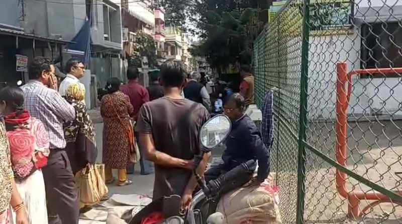 বেস্ট কলকাতা নিউজ : শিলিগুড়িতে রেশন দোকানে লম্বা লাইন, উপভোক্তাদের অভিযোগ ঠিকমতো রেশন না পেয়ে সমস্যায় পড়ছেন তারা