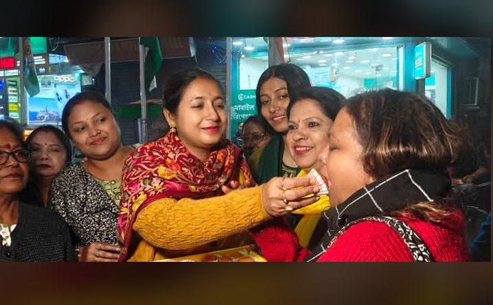 বেস্ট কলকাতা নিউজ : পাপ্য টাকার পরিমান বেড়েছে লক্ষীর ভান্ডার প্রকল্পে , এই উপলক্ষে শিলিগুড়িতে মিষ্টি বিতরণ করলেন পাপিয়া ঘোষ