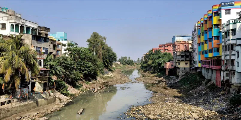 বেস্ট কলকাতা নিউজ : চরম দূষণে জর্জরিত দ্বারকা নদী , জল কমে যাওয়ায় তারাপীঠে বন্ধ হল আরতি