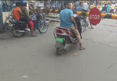 বেস্ট কলকাতা নিউজ : গত ৩০ বছর ধরে একই সমস্যা , শিলিগুড়ির বাগড়া কোট রেল ক্রসিং আরো যন্ত্রণাদায়ক হয়ে উঠেছে সাধারণ মানুষের কাছে