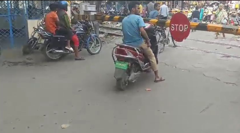বেস্ট কলকাতা নিউজ : গত ৩০ বছর ধরে একই সমস্যা , শিলিগুড়ির বাগড়া কোট রেল ক্রসিং আরো যন্ত্রণাদায়ক হয়ে উঠেছে সাধারণ মানুষের কাছে