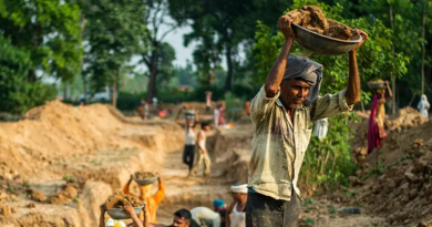 তবে গ্রামোন্নয়ন নিয়ে সরকার আলোচনায় রাজি। তাই বিরোধীদের পরিকল্পনা, মনরেগাকে বাতিল করে আনা ভিবি-জি রাম জি আইনের সমালোচনায় সরকারকে কোণঠাসা করা। এর মুখ্য উদ্দেশ্য অবশ্যই বাংলা। সামনেই পশ্চিমবঙ্গে বিধানসভা ভোট। আর ২০২২ সাল থেকে বাংলায় মনরেগার কাজ বন্ধ। নানা অছিলায় গরিব শ্রমিকদের পারিশ্রমিকও মোদি সরকার আটকে রেখেছে বলেই তৃণমূলের অভিযোগ। তাই মার্চে বাজেটের দ্বিতীয় পর্বে মন্ত্রকের আলোচনায় অংশ নিয়ে তৃণমূল এ ব্যাপারে বিজেপিকে চেপে ধরবে বলেই ঠিক করেছে। একইসঙ্গে তাদের প্রশ্ন, বাজেট বক্তৃতায় কেন সংখ্যালঘুদের সম্পর্কে কিছুই বলেননি অর্থমন্ত্রী নির্মলা সীতারামন? এ ব্যাপারে রা঩জ্যসভায় সরবও হয়েছেন তৃণমূলের রাজ্যসভার দলনেতা ডেরেক ও’ব্রায়েন। তিনি বলেছেন, সংখ্যালঘুদের কি ঘৃণা করে মোদি সরকার? নাহলে কেন ২ হাজার ১০০টি খ্রিস্টান প্রতিষ্ঠানের বিদেশি অনুদান (এফসিআরএ) বন্ধ? গত এক বছর ন্যাশনাল মাইরিটি কমিশনের কোনো চেয়ারপার্সন নেই। কোনো সদস্যও নেই। ডেরেকের সওয়াল, খ্রিস্টান প্রতিষ্ঠান হলেও সেখানে ৭৬ শতাংশ শিক্ষার্থী অন্য ধর্মের। হিন্দুও রয়েছে। তাহলে সংখ্যালঘুকে ‘জব্দ’ করার নামে আদতে কাদের উপর কষাঘাত করছে মোদি সরকার? মমতা বন্দ্যোপাধ্যায় সরকারের ‘যুবসাথী’র ম঩তোই যুব সমাজের জন্য ‘ইউনিভার্সাল মিনিমাম ন্যাশনাল অ্যানুয়াল গ্যারান্টি (উমঙ্গ)’ চালুর দাবি করেছেন তিনি।