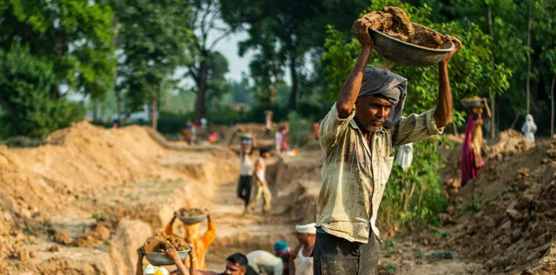 তবে গ্রামোন্নয়ন নিয়ে সরকার আলোচনায় রাজি। তাই বিরোধীদের পরিকল্পনা, মনরেগাকে বাতিল করে আনা ভিবি-জি রাম জি আইনের সমালোচনায় সরকারকে কোণঠাসা করা। এর মুখ্য উদ্দেশ্য অবশ্যই বাংলা। সামনেই পশ্চিমবঙ্গে বিধানসভা ভোট। আর ২০২২ সাল থেকে বাংলায় মনরেগার কাজ বন্ধ। নানা অছিলায় গরিব শ্রমিকদের পারিশ্রমিকও মোদি সরকার আটকে রেখেছে বলেই তৃণমূলের অভিযোগ। তাই মার্চে বাজেটের দ্বিতীয় পর্বে মন্ত্রকের আলোচনায় অংশ নিয়ে তৃণমূল এ ব্যাপারে বিজেপিকে চেপে ধরবে বলেই ঠিক করেছে। একইসঙ্গে তাদের প্রশ্ন, বাজেট বক্তৃতায় কেন সংখ্যালঘুদের সম্পর্কে কিছুই বলেননি অর্থমন্ত্রী নির্মলা সীতারামন? এ ব্যাপারে রা঩জ্যসভায় সরবও হয়েছেন তৃণমূলের রাজ্যসভার দলনেতা ডেরেক ও’ব্রায়েন। তিনি বলেছেন, সংখ্যালঘুদের কি ঘৃণা করে মোদি সরকার? নাহলে কেন ২ হাজার ১০০টি খ্রিস্টান প্রতিষ্ঠানের বিদেশি অনুদান (এফসিআরএ) বন্ধ? গত এক বছর ন্যাশনাল মাইরিটি কমিশনের কোনো চেয়ারপার্সন নেই। কোনো সদস্যও নেই। ডেরেকের সওয়াল, খ্রিস্টান প্রতিষ্ঠান হলেও সেখানে ৭৬ শতাংশ শিক্ষার্থী অন্য ধর্মের। হিন্দুও রয়েছে। তাহলে সংখ্যালঘুকে ‘জব্দ’ করার নামে আদতে কাদের উপর কষাঘাত করছে মোদি সরকার? মমতা বন্দ্যোপাধ্যায় সরকারের ‘যুবসাথী’র ম঩তোই যুব সমাজের জন্য ‘ইউনিভার্সাল মিনিমাম ন্যাশনাল অ্যানুয়াল গ্যারান্টি (উমঙ্গ)’ চালুর দাবি করেছেন তিনি।