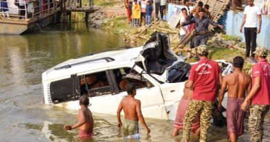 বেস্ট কলকাতা নিউজ : লালবাগ সদরঘাটে ভেসেলে ওঠার সময় নিয়ন্ত্রণ হারিয়ে ভাগীরথীতে পড়ল চারচাকা