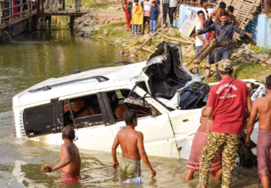 লালবাগ সদরঘাটে ভেসেলে ওঠার সময় নিয়ন্ত্রণ হারিয়ে ভাগীরথীতে পড়ল চারচাকা বেস্ট কলকাতা নিউজ : লালবাগ সদরঘাটে ভেসেলে ওঠার সময় নিয়ন্ত্রণ হারিয়ে ভাগীরথীতে পড়ল চারচাকা