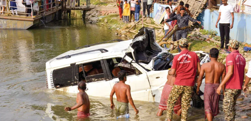 বেস্ট কলকাতা নিউজ : লালবাগ সদরঘাটে ভেসেলে ওঠার সময় নিয়ন্ত্রণ হারিয়ে ভাগীরথীতে পড়ল চারচাকা