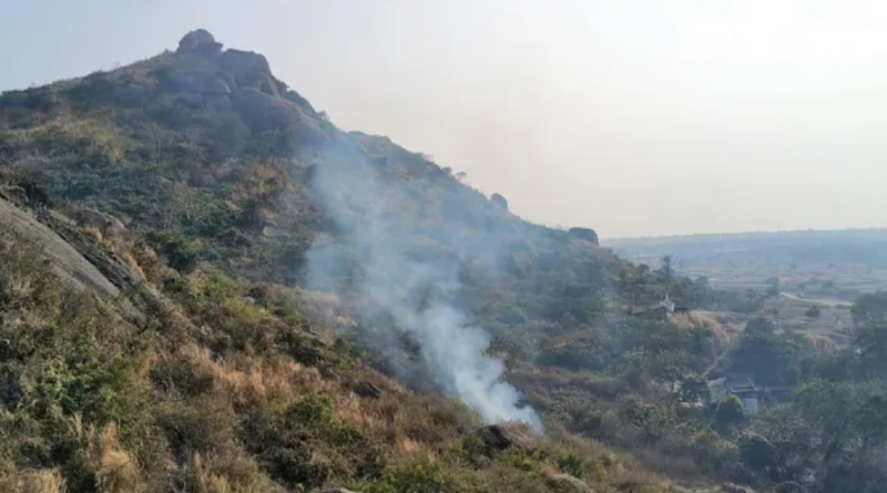 বেস্ট কলকাতা নিউজ : জয়চণ্ডী পাহাড়ের পাদদেশে কালীপাহাড়ে ভয়াবহ আগুন, চরম আতঙ্ক ছড়ালো এলাকায়