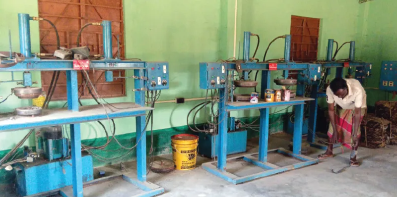 বেস্ট কলকাতা নিউজ : আউশগ্রামে বন্ধ সরকারি শালপাতার কারখানা, থার্মোকলের দৌরাত্বে জীবিকা হারাচ্ছেন আদিবাসীরা