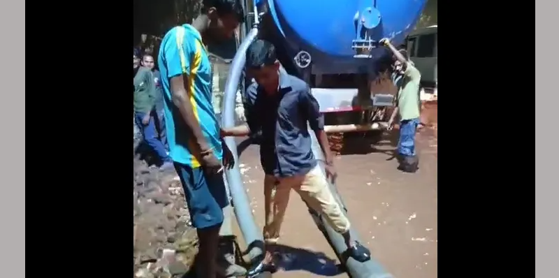 বেস্ট কলকাতা নিউজ : মাঝরাতে পাইপ লাইনে এক চরম বিপত্তি, জলে ভাসল তারাতলা রোড