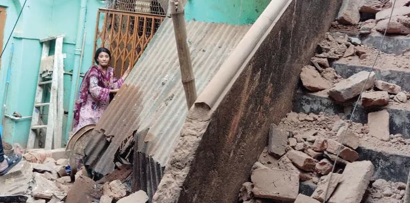 বেস্ট কলকাতা নিউজ : দোলের সকালে চরম বিপত্তি শহরে , পার্ক স্ট্রিটে ভাঙল বিপজ্জনক বাড়ি