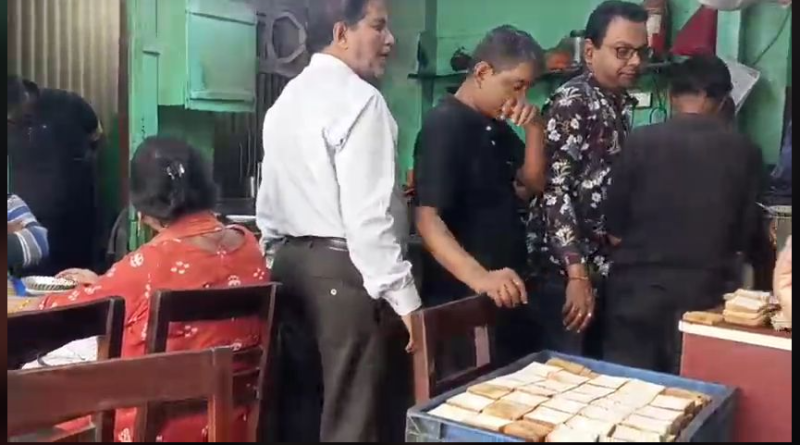 বেস্ট কলকাতা নিউজ : সব জায়গায় ভীড় না থাকলেও ভীড় জমজমাট শিলিগুড়ির নেতাজি কেবিন