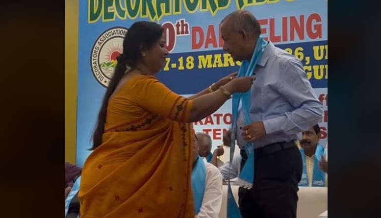 বেস্ট কলকাতা নিউজ : ডেকোরেটার্স অ্যাসোসিয়েশন অফ নর্থ বেঙ্গল-এর দার্জিলিং জেলা শাখার উদ্যোগে আয়োজিত দশম বর্ষ দার্জিলিং জেলা সম্মেলনে অংশগ্রহন করলেন মেয়র গৌতম দেব