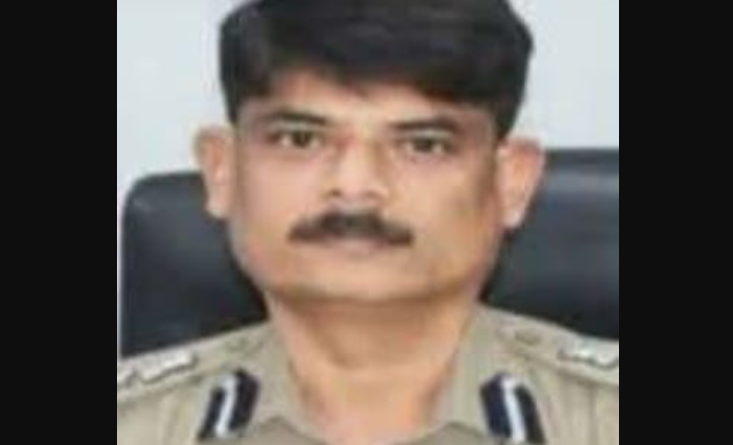 বেস্ট কলকাতা নিউজ : শিলিগুড়িতে রাষ্ট্রপতি অপমান কাণ্ডের জের, কেন্দ্রীয় স্বরাষ্ট্র মন্ত্রকের নির্দেশে ডেপুটেশন চাওয়া হল দার্জিলিংয়ের জেলা শাসক ও শিলিগুড়ির পুলিশ কমিশনারের কাছ থেকে