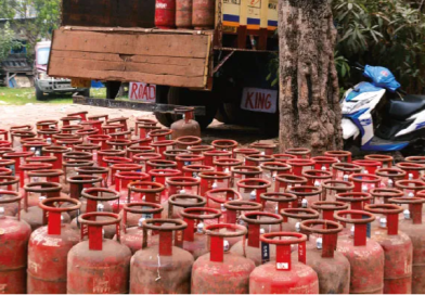 বেস্ট কলকাতা নিউজ : চরম সংকটে গ্যাস সিলিন্ডার ,হাওড়ার একাধিক স্কুলে বন্ধ হল মিড ডে মিলের রান্না