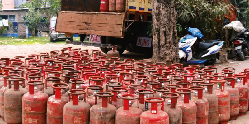 বেস্ট কলকাতা নিউজ : চরম সংকটে গ্যাস সিলিন্ডার ,হাওড়ার একাধিক স্কুলে বন্ধ হল মিড ডে মিলের রান্না