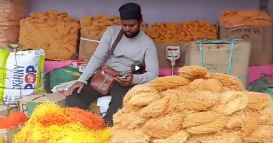 বেস্ট কলকাতা নিউজ : সামনেই ঈদ, শিলিগুড়ির ভেনাস মোড়ে ঈদের পসরা নিয়ে বসেছেন দোকানদারেরা