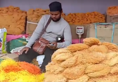 বেস্ট কলকাতা নিউজ : সামনেই ঈদ, শিলিগুড়ির ভেনাস মোড়ে ঈদের পসরা নিয়ে বসেছেন দোকানদারেরা