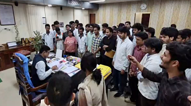 বেস্ট কলকাতা নিউজ : ফের থ্রেট কালচারের অভিযোগ উত্তরবঙ্গ মেডিক্যালে, তুমুল বিক্ষোভ ও প্রতিবাদে সামিল হল পড়ুয়ারা