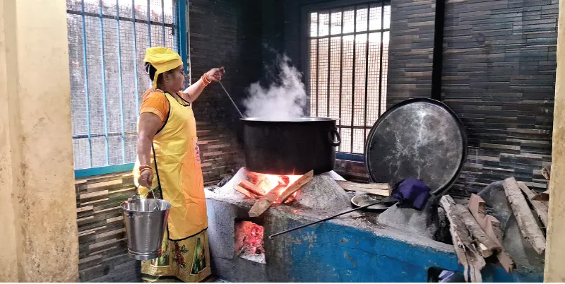 বেস্ট কলকাতা নিউজ : রান্নার গ্যাসের চরম সংকটে শিলিগুড়িতে বন্ধের মুখে মা ক্যান্টিন, মিড ডে মিল নিয়ে দুশ্চিন্তায় শিক্ষাদপ্তর, উনুনে রান্না শুরু হল জলপাইগুড়ির এক স্কুলে