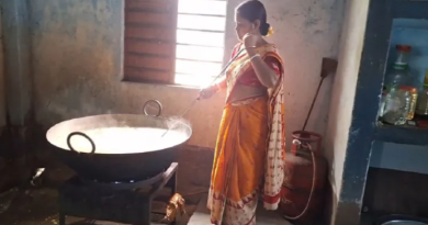বেস্ট কলকাতা নিউজ : মেলেনি গ্যাস! বাড়ি থেকে সিলিন্ডার এনে হাইস্কুলের মিড ডে মিল রান্না করছেন স্বনির্ভর গোষ্ঠীর মহিলারা