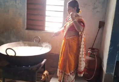 বেস্ট কলকাতা নিউজ : মেলেনি গ্যাস! বাড়ি থেকে সিলিন্ডার এনে হাইস্কুলের মিড ডে মিল রান্না করছেন স্বনির্ভর গোষ্ঠীর মহিলারা