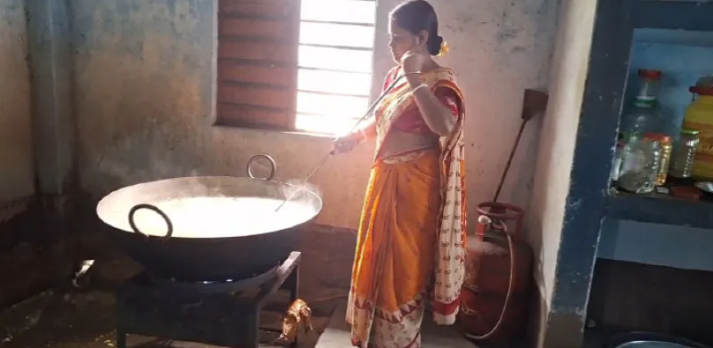 বেস্ট কলকাতা নিউজ : মেলেনি গ্যাস! বাড়ি থেকে সিলিন্ডার এনে হাইস্কুলের মিড ডে মিল রান্না করছেন স্বনির্ভর গোষ্ঠীর মহিলারা