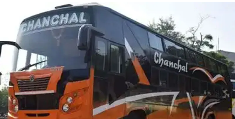 বেস্ট কলকাতা নিউজ : চাঁচল সদরের বাস টার্মিনাস সরানোর দাবিতে এক তুমুল বিক্ষোভ ইউনিয়ন-চালকদের