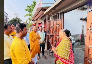 বেস্ট কলকাতা নিউজ : সাত সকালে বাড়ি বাড়ি এসে প্রচার শুরু করলেন কোচবিহার উত্তর বিধানসভা কেন্দ্রের তৃণমূল প্রার্থী পার্থ প্রতিম রায়