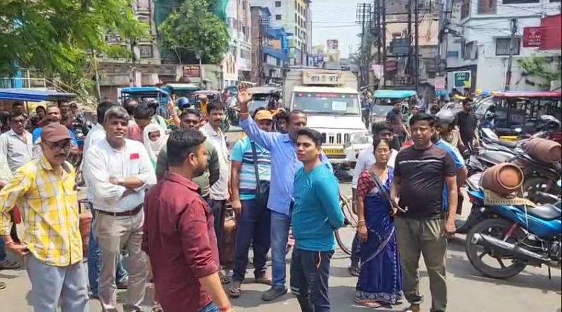 বেস্ট কলকাতা নিউজ : রান্নার গ্যাস নিয়ে কালোবাজারির অভিযোগ,গ্যাস ডিস্ট্রিবিউটর সংস্থার বিরুদ্ধে বিক্ষোভ দেখালেন গ্রাহকদের একাংশ