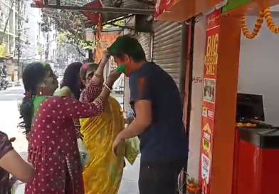 বেস্ট কলকাতা নিউজ : দোল উৎসবে মেতে উঠল শহর শিলিগুড়ির ১৪ নম্বর ওয়ার্ড, সকলকে শুভেচ্ছা জানালেন কাউন্সিলর শ্রাবণী দত্ত