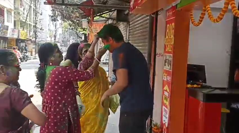 বেস্ট কলকাতা নিউজ : দোল উৎসবে মেতে উঠল শহর শিলিগুড়ির ১৪ নম্বর ওয়ার্ড, সকলকে শুভেচ্ছা জানালেন কাউন্সিলর শ্রাবণী দত্ত