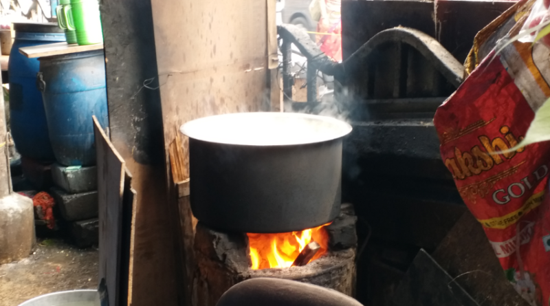 বেস্ট কলকাতা নিউজ : চরম গ্যাস সংকটে ভরসা সেই উনুন-স্টোভেই , কোনওক্রমে ব্যবসা চলছে সল্টলেক থেকে ডেকার্সলেনে