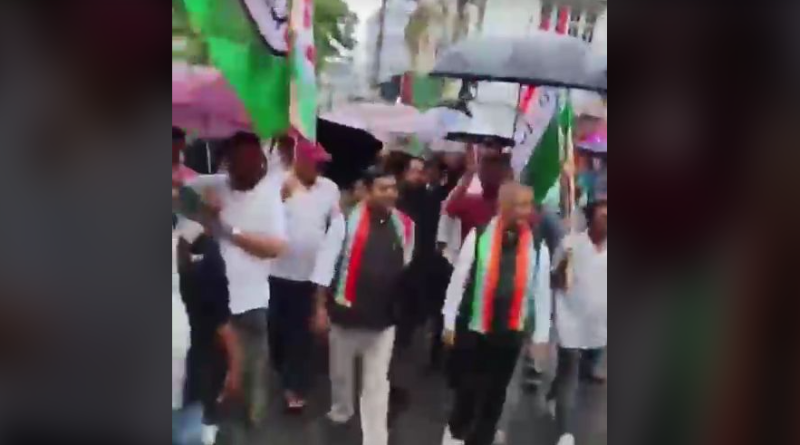 বেস্ট কলকাতা নিউজ : বৃষ্টির মধ্যে শিলিগুড়িতে বাড়িতে বাড়িতে গিয়ে নির্বাচনের প্রচার সারলেন মেয়র গৌতম দেব