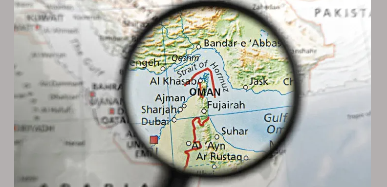 ভারতের জন্য শেষমেশ হরমুজ প্রণালী খুলে দিল ইরান, তেল-গ্যাসের আকাল কি এবার মিটবে? এক বিরাট আশার এল দেখছে আপামর দেশবাসী বেস্ট কলকাতা নিউজ : হামলার জবাবে অবরোধ! আমেরিকা ও ইজরায়েলের আক্রমণের মুখে এমনই নীতি নিয়েছিল ইরান। কার্যত অবরুদ্ধ করে দেওয়া হয় বিশ্বের সবথেকে গুরুত্বপূর্ণ জ্বালানি রুট হরমুজ প্রণালী। তাতে জোর ধাক্কা খেয়েছিল গ্যাস ও তেলের সরবরাহ। সংকট-উদ্বেগ তৈরি হয়েছিল ভারতেও। তবে তা দীর্ঘায়িত হল না। কারণ, অবশেষে ‘বন্ধু’ ভারতের জন্য এই জলপথ খুলে দিল ইরান। তবে শুধু ভারত নয়, তেহরানের এমন ‘বন্ধু’ তালিকায় রয়েছে রাশিয়া, চীন, ইরাক ও পাকিস্তানের নামও। কেবলমাত্র এই পাঁচটি দেশের জন্যই হরমুজ খুলে দেওয়ার কথা জানিয়েছেন ইরানের বিদেশমন্ত্রী আব্বাস আরাঘচি। ইরানের সরকারি সংবাদমাধ্যমকে তিনি জানিয়েছেন, হরমুজ জলপথ সম্পূর্ণ বন্ধ করা হয়নি। আমাদের কিছু বন্ধু দেশের জন্য এই পথ খুলে দেওয়া হয়েছে। ভারত, চীন, রাশিয়া, পাকিস্তান ও ইরাকের জাহাজ প্রণালী দিয়ে যাতায়াত করছে। তবে শত্রু ও তাদের সহযোগী দেশের জন্য এই রুট বন্ধই থাকবে। তাহলে কি এবার গ্যাস ও তেলের আকাল মিটবে? আশায় বুক বাঁধছে ভারতবাসী। ইরান যুদ্ধে অংশ নেয়নি ভারত। কিন্তু, পশ্চিম এশিয়ায় অশান্তির আঁচ সরাসরি এসে পড়েছে এদেশের আম আদমির জীবনে। বিশ্বের প্রায় ২০ শতাংশ তেল ও গ্যাস হরমুজ রুটেই সরবরাহ হয়। ভারতের মোট আমদানিকৃত জ্বালানির ৬০ শতাংশ আসে এই জলপথ ধরেই। আর তাই যুদ্ধ শুরু হতে না হতে রান্নার গ্যাসের দাম বেড়ে গিয়েছে ৬০ টাকা। তারপরও সিলিন্ডার পেতে সমস্যার মুখে পড়তে হয়েছে ভারতবাসীকে। বুকিংয়ের পর গ্যাসের জন্য দীর্ঘদিন অপেক্ষা করতে হচ্ছে আম জনতাকে। এদিকে রাজ্যে রাজ্যে একাধিক পেট্রল পাম্পে জ্বালানিও অমিল। ইরানের নতুন সিদ্ধান্তে জ্বালানি সরবরাহে অচলাবস্থা কাটবে বলেই মনে করছেন বিশেষজ্ঞরা। অচলাবস্থা কাটাতে বিগত কয়েক সপ্তাহ ধরেই চেষ্টা চালাচ্ছিল নয়াদিল্লি। অবশেষে সেই সমস্যার সমাধান হওয়াকে বড়ো কূটনৈতিক জয় হিসেবেই দেখছে বিদেশ মন্ত্রক। তবে যুদ্ধ পুরোপুরি থামেনি। ফলে দেশবাসীর আশাপূরণ হওয়া নিয়ে প্রশ্নচিহ্ন থাকছেই। হরমুজ প্রণালী অবরুদ্ধ রাখাকে বড়োসড়ো কৌশলগত জয় হিসেবেই দেখছে ইরান। আমেরিকা ও ইজরায়েলকে কটাক্ষ করে এদিন সেদেশের বিদেশমন্ত্রী আরও বলেন, ‘ওরা ভেবেছিল, ইরান কোনোভাবেই এই পথ বন্ধ করতে পারবে না। ওদের সাহস নেই। কিন্তু, আমরা ক্ষমতা দেখিয়ে দিয়েছি। ওরা সর্বশক্তি ব্যবহার করেও আটকাতে পারেনি। হরমুজ খুলতে সাহায্য করার জন্য অন্যান্য সহযোগী দেশকেও ডেকেছিল। কিন্তু, কেউ সাড়া দেয়নি।’ উলটে নিরাপদে তেল ও গ্যাসবাহী জাহাজ চলাচলের জন্য বহু দেশ বর্তমানে ইরানের সঙ্গে যোগাযোগ করছে। অন্যান্য কারণেও কয়েকটি জাহাজকে সুরক্ষিতভাবে হরমুজ পার করানোর কথাও এদিন জানিয়েছেন আরাঘচি। বেস্ট কলকাতা নিউজ : ভারতের জন্য শেষমেশ হরমুজ প্রণালী খুলে দিল ইরান, তেল-গ্যাসের আকাল কি এবার মিটবে? এক বিরাট আশার এল দেখছে আপামর দেশবাসী