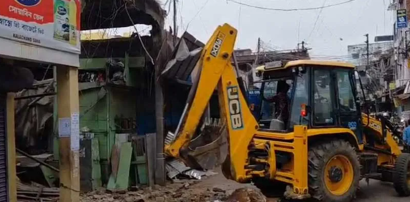 বেস্ট কলকাতা নিউজ : সাতসকালে হুড়মুড়িয়ে ভেঙে পড়ল পুর বাজারের ছাদ, মৃত্যু হল নৈশ প্রহরীর, জখম হল আরও এক