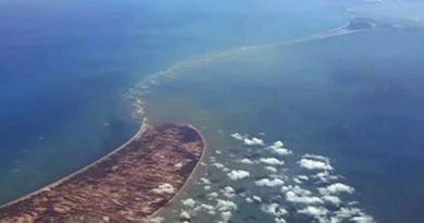 রামসেতু ‘জাতীয় হেরিটেজ’ মর্যাদা পায়নি, আরটিআই আবেদনে সাফ জানাল এএসআই বেস্ট কলকাতা নিউজ : হেরিটেজ’ বা ‘ঐতিহ্য’। বিজেপি তাদের রাজনৈতিক ইস্তাহারে রামসেতুকে এমনই তকমা দেয়। কিন্তু কোনও সরকারি নথিপত্রে রামায়ণের প্রসঙ্গ জড়িত এই সেতু এমন মর্যাদা পায়নি। আর্কিওলজিকাল সার্ভে অব ইন্ডিয়া (এএসআই)-র আওতায় রামসেতু সংরক্ষিত নয়, এমনকী তাকে এমন স্বীকৃতি প্রদানের ভাবনাচিন্তাও নেই বলে তথ্য জানার অধিকার আইনে (আরটিআই) পেশ করা আবেদনে জবাব এসেছে। মূলত , ভারতের রামেশ্বরম আর শ্রীলঙ্কার মান্নার দ্বীপের মাঝখানে ৪৮ কিমি দীর্ঘ চুনাপাথরের এই অগভীর চর পক প্রণালী থেকে মান্নার উপসাগরকে পৃথক করেছে। এই প্রবাল খাড়ি সম্পর্কে অনেকের বিশ্বাস, রামায়ণের রামের বানর সেনারা রাবণের লঙ্কায় পৌঁছতে এটি নির্মাণ করেছিল। নিজস্ব উদ্যোগে রামসেতুকে জাতীয় সৌধের মর্যাদা দিতে সময় বেঁধে দেওয়ার আবেদন করেছিলেন সুব্রহ্মণ্যম স্বামী। এ নিয়ে কেন্দ্রকে গত বছর ২৯ আগস্ট নোটিসও দেয় সুপ্রিম কোর্ট। যদিও আরটিআইয়ের আবেদনের জবাবে জাতীয় পুরাতত্ত্ব সর্বেক্ষণের মনুমেন্ট বিভাগ বলেছে, রামসেতুর জাতীয় গুরুত্ববাহী সৌধ বা মিনারের স্বীকৃতি নেই এবং এএসআইয়ের নয়াদিল্লির সদর দপ্তরের কাছে এমন কোনও প্রস্তাবও বিবেচনাধীন নেই। বেস্ট কলকাতা নিউজ : রামসেতু ‘জাতীয় হেরিটেজ’ মর্যাদা পায়নি, আরটিআই আবেদনে সাফ জানাল এএসআই