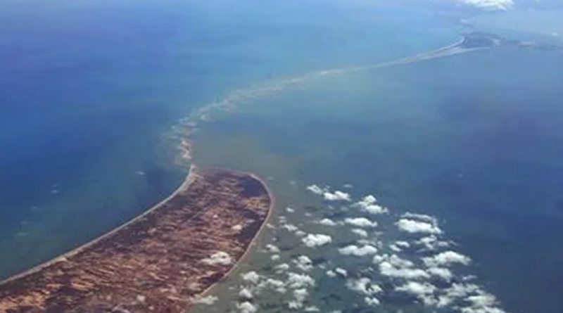 রামসেতু ‘জাতীয় হেরিটেজ’ মর্যাদা পায়নি, আরটিআই আবেদনে সাফ জানাল এএসআই বেস্ট কলকাতা নিউজ : হেরিটেজ’ বা ‘ঐতিহ্য’। বিজেপি তাদের রাজনৈতিক ইস্তাহারে রামসেতুকে এমনই তকমা দেয়। কিন্তু কোনও সরকারি নথিপত্রে রামায়ণের প্রসঙ্গ জড়িত এই সেতু এমন মর্যাদা পায়নি। আর্কিওলজিকাল সার্ভে অব ইন্ডিয়া (এএসআই)-র আওতায় রামসেতু সংরক্ষিত নয়, এমনকী তাকে এমন স্বীকৃতি প্রদানের ভাবনাচিন্তাও নেই বলে তথ্য জানার অধিকার আইনে (আরটিআই) পেশ করা আবেদনে জবাব এসেছে। মূলত , ভারতের রামেশ্বরম আর শ্রীলঙ্কার মান্নার দ্বীপের মাঝখানে ৪৮ কিমি দীর্ঘ চুনাপাথরের এই অগভীর চর পক প্রণালী থেকে মান্নার উপসাগরকে পৃথক করেছে। এই প্রবাল খাড়ি সম্পর্কে অনেকের বিশ্বাস, রামায়ণের রামের বানর সেনারা রাবণের লঙ্কায় পৌঁছতে এটি নির্মাণ করেছিল। নিজস্ব উদ্যোগে রামসেতুকে জাতীয় সৌধের মর্যাদা দিতে সময় বেঁধে দেওয়ার আবেদন করেছিলেন সুব্রহ্মণ্যম স্বামী। এ নিয়ে কেন্দ্রকে গত বছর ২৯ আগস্ট নোটিসও দেয় সুপ্রিম কোর্ট। যদিও আরটিআইয়ের আবেদনের জবাবে জাতীয় পুরাতত্ত্ব সর্বেক্ষণের মনুমেন্ট বিভাগ বলেছে, রামসেতুর জাতীয় গুরুত্ববাহী সৌধ বা মিনারের স্বীকৃতি নেই এবং এএসআইয়ের নয়াদিল্লির সদর দপ্তরের কাছে এমন কোনও প্রস্তাবও বিবেচনাধীন নেই। বেস্ট কলকাতা নিউজ : রামসেতু ‘জাতীয় হেরিটেজ’ মর্যাদা পায়নি, আরটিআই আবেদনে সাফ জানাল এএসআই