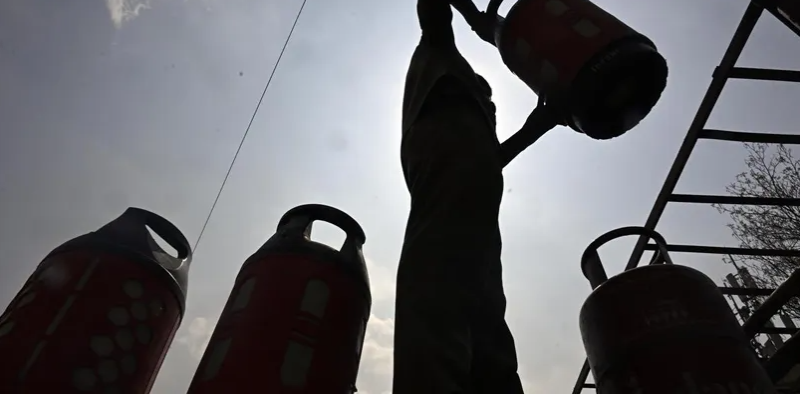 বেস্ট কলকাতা নিউজ : দেশ জুড়ে রান্নার গ্যাসের হাহাকরের আবহে ২৭টি এলপিজি সিলিন্ডার চুরি গেল মুম্বইতে
