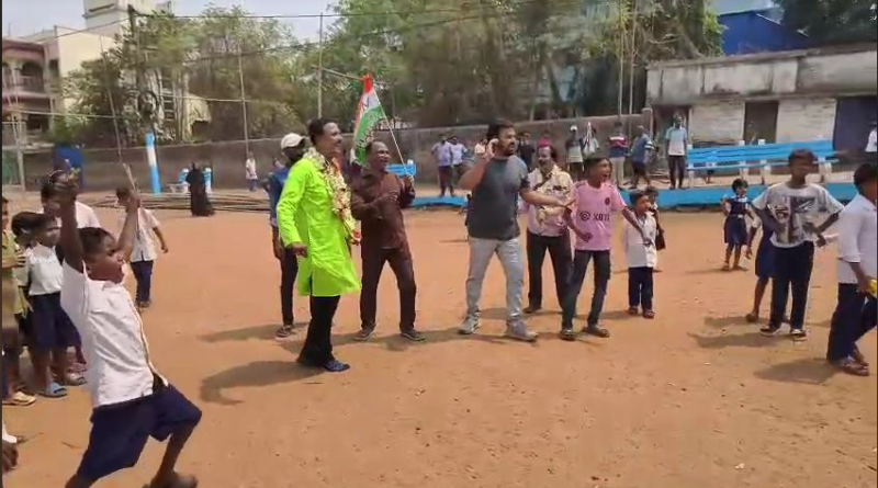 বেস্ট কলকাতা নিউজ : মন্দিরে পুজো দিয়ে খুদেদের সাথে ফুটবল খেললেন খড়্গপুরের তৃণমূল কংগ্রেস প্রার্থী প্রদীপ সরকার