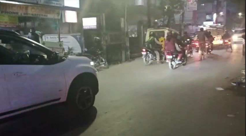 বেস্ট কলকাতা নিউজ : সন্ধ্যাবেলায় নার্সিংহোমের পাশে দাঁড়িয়ে থাকে দু চাকা এবং চার চাকার গাড়ি, শিলিগুড়িতে নাজেহাল রোগীর আত্মীয়রা