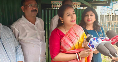 বেস্ট কলকাতা নিউজ : বাগডোগরাতে সপরিবারে ভোট দিলেন তৃণমূল নেত্রী পাপিয়া ঘোষ