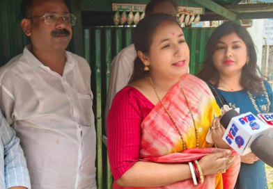 বেস্ট কলকাতা নিউজ : বাগডোগরাতে সপরিবারে ভোট দিলেন তৃণমূল নেত্রী পাপিয়া ঘোষ